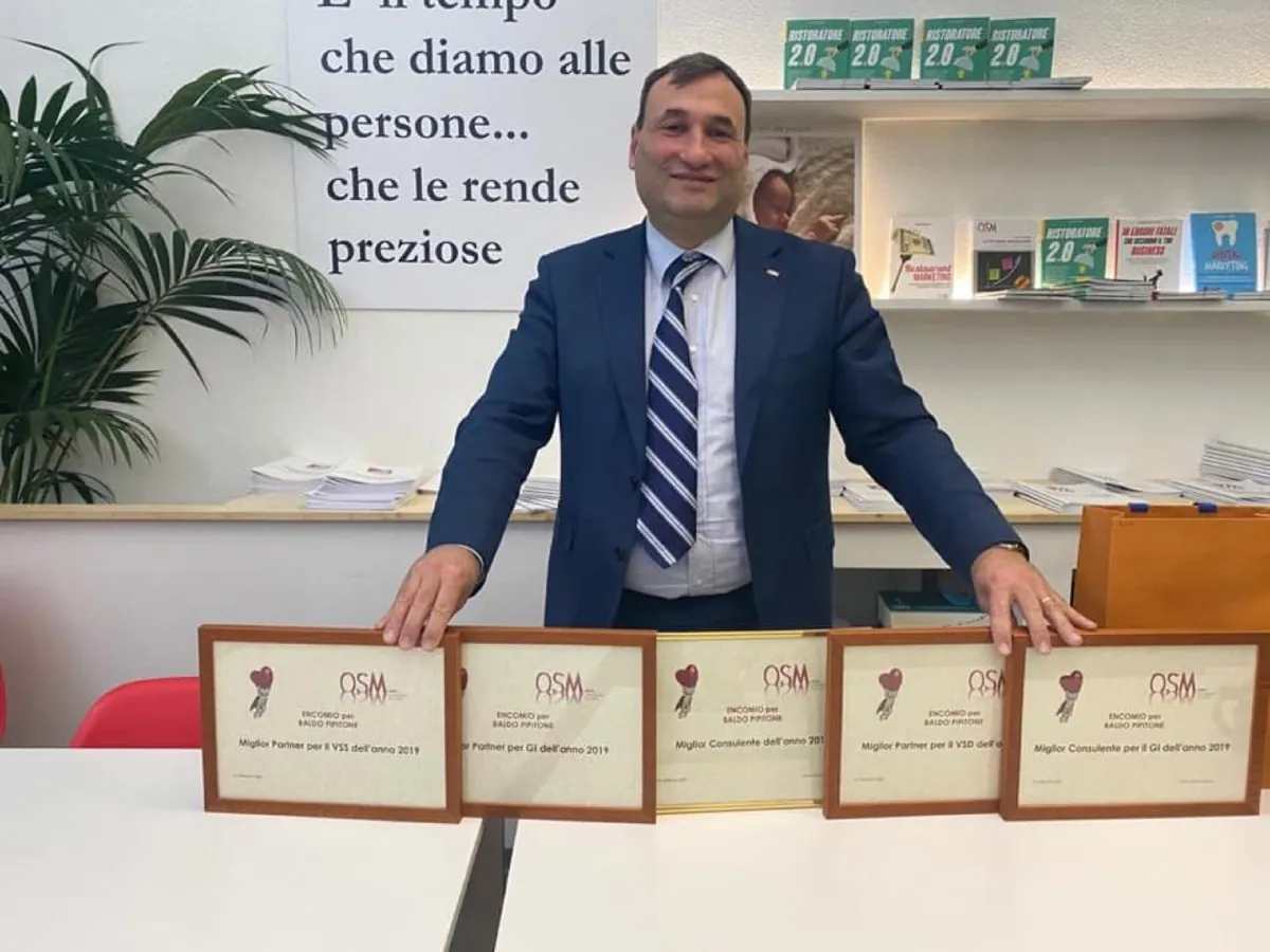 Baldassare Pipitone con gli attestati OSM