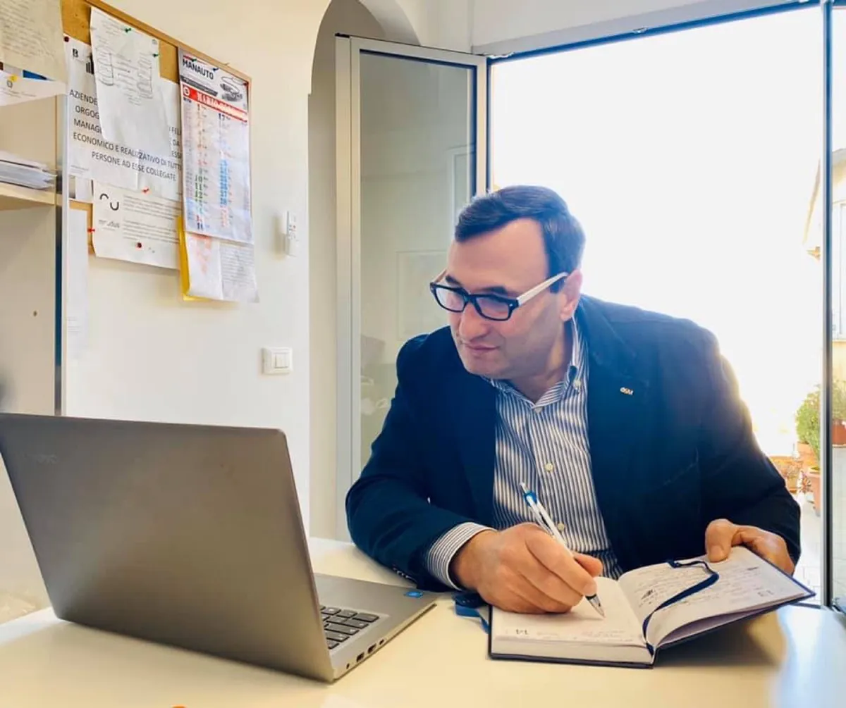 Baldassare Pipitone nel suo ufficio