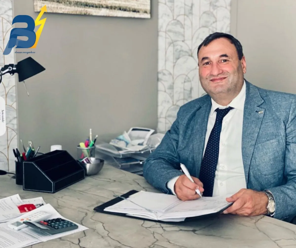 Baldassare Pipitone al lavoro nel suo ufficio