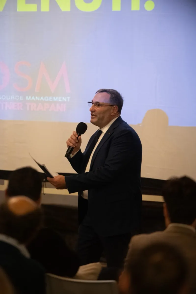 Baldo sul palco di un evento OSM